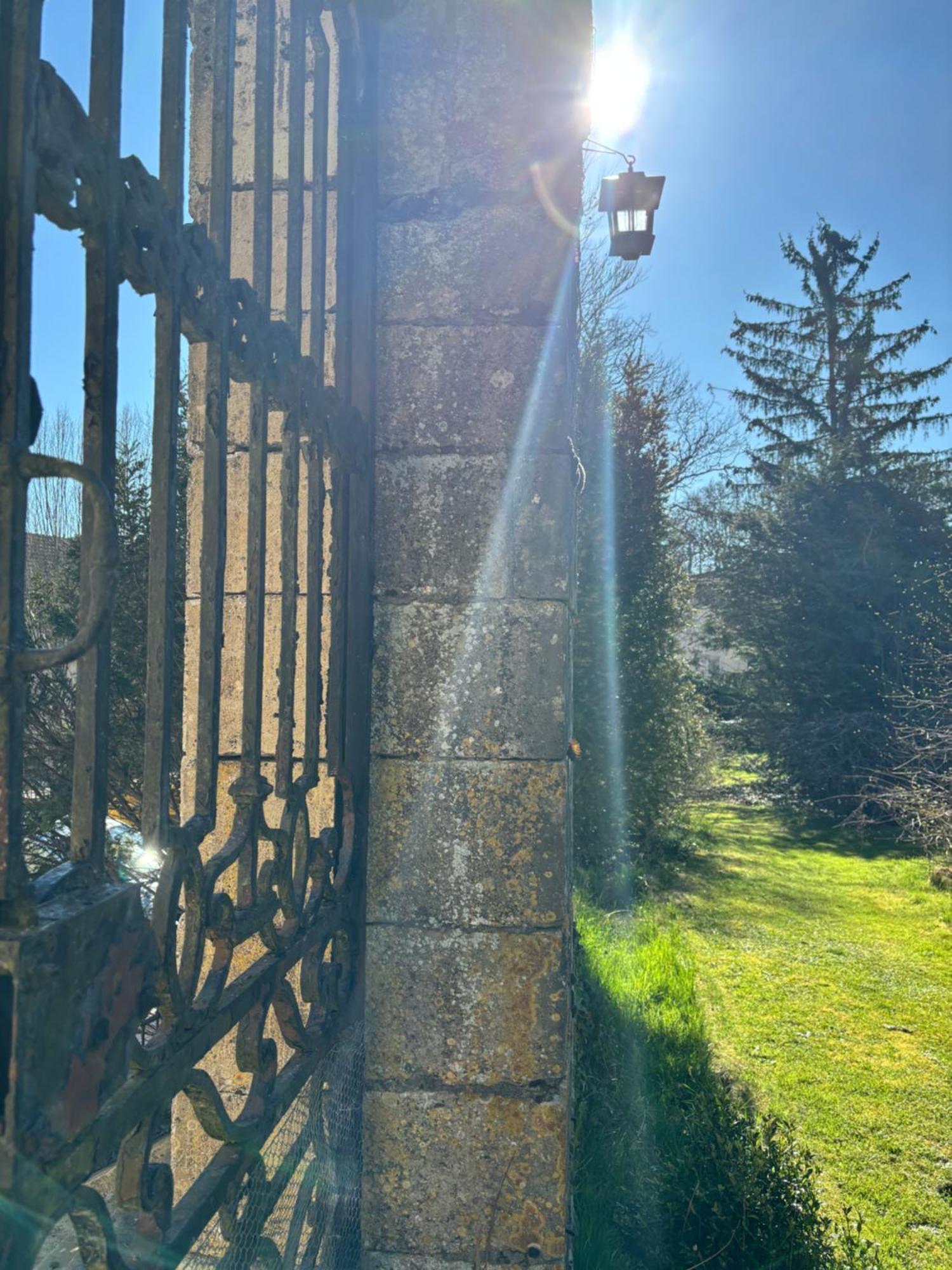 Chateau La Hussardiere Dampierre-sur-Salon Exterior photo